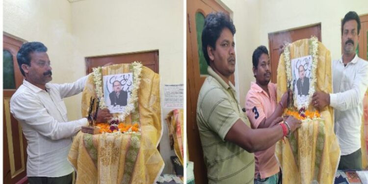 প্রয়াত রাজ্যের পঞ্চায়েত মন্ত্রীকে পঞ্চায়েত অফিসেই শ্রদ্ধা জানালেন প্রধান ও সদস্যরা