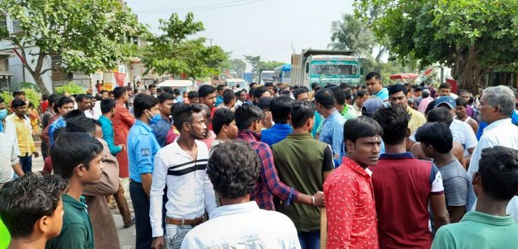 ভাইফোঁটা নিতে যাওয়ার পথে মায়ের হাত ধরে রাস্তা পারাপারের সময় মারুতির ধাক্কা, গুরুতর জখম শিশু,পথ অবরোধ ক্ষিপ্ত গ্রামবাসীর