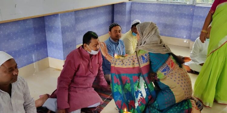 সম্প্রীতির ভাইফোঁটায় রাজ্যের মন্ত্রী স্বপন দেবনাথ