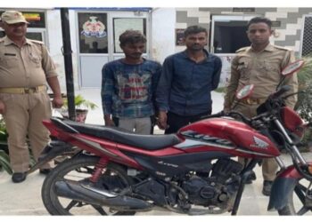 বাড়ি ফেরার বাস না পেয়ে বাইক আরোহীর কাছ থেকে বাইক ছিনিয়ে নিয়ে পালালো ৩ যুবক