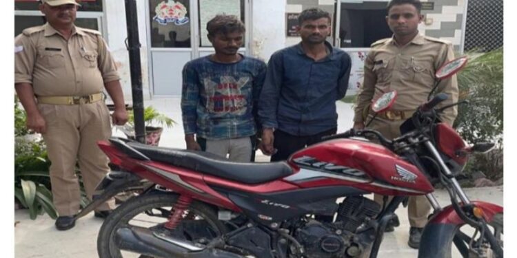 বাড়ি ফেরার বাস না পেয়ে বাইক আরোহীর কাছ থেকে বাইক ছিনিয়ে নিয়ে পালালো ৩ যুবক