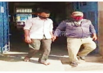 পূর্বস্থলীতে ভূয়ো বিদ্যুৎ দপ্তরের কর্মীকে পুলিশের হাতে তুলে দিল গ্রামবাসী