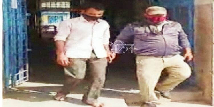 পূর্বস্থলীতে ভূয়ো বিদ্যুৎ দপ্তরের কর্মীকে পুলিশের হাতে তুলে দিল গ্রামবাসী