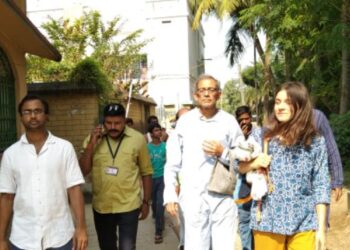 কেতুগ্রামে তাঁতশিল্পীদের সমস্যার কথা শুনলেন নোবেলজয়ী অর্থনীতিবিদ অভিজিৎ বিনায়ক বন্দ্যোপাধ্যায়