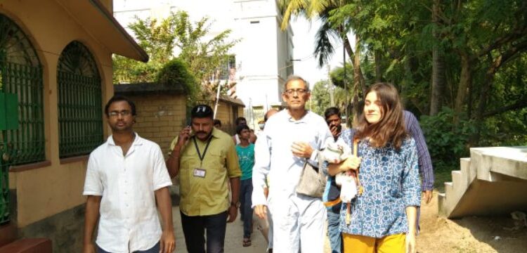 কেতুগ্রামে তাঁতশিল্পীদের সমস্যার কথা শুনলেন নোবেলজয়ী অর্থনীতিবিদ অভিজিৎ বিনায়ক বন্দ্যোপাধ্যায়