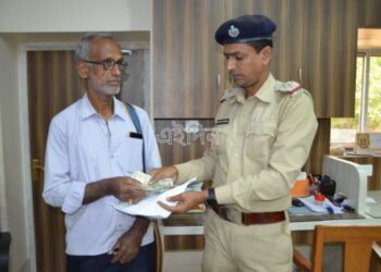 কাটোয়ায় যুবকের সততার নজির, এটিএমে আটকে থাকা টাকা পেয়েও পুলিশের মাধ্যমে ফেরালেন আসল মালিককে