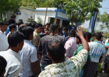 কাটোয়ায় ধান বিক্রির কুপন পেতে হয়রানির অভিযোগ, পথ অবরোধ কৃষকদের