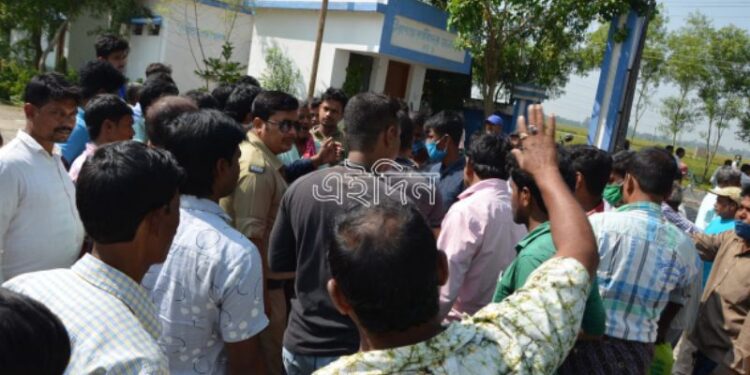 কাটোয়ায় ধান বিক্রির কুপন পেতে হয়রানির অভিযোগ, পথ অবরোধ কৃষকদের