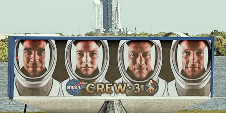 নিরাপদে পৃথিবীতে প্রত্যাবর্তন চার মহাকাশচারীর