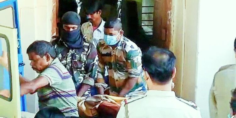 বাবা-মা-বিবাহিতা বোনকে খুন করে আত্মহত্যার চেষ্টা যুবকের