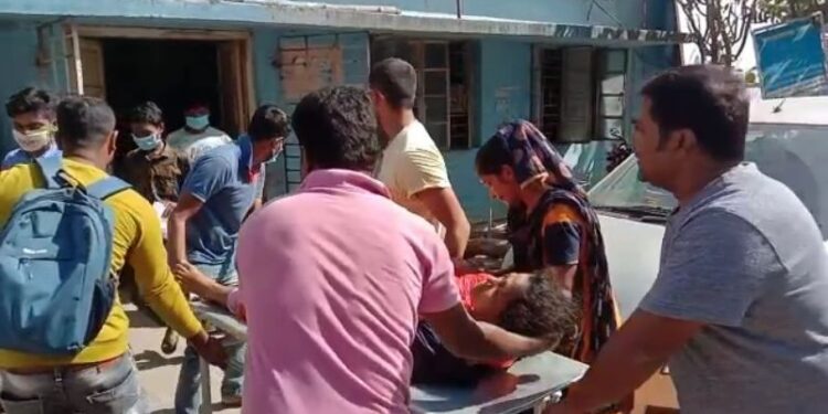 করোনার টিকা নিতে যাওয়ার পথে বাইক দুর্ঘটনায় আহত দম্পতি