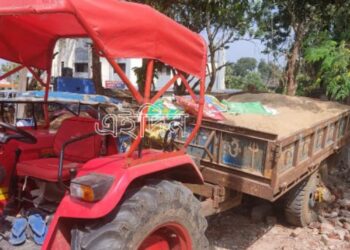 ভাতারে খড়ি নদী থেকে বালি তুলে পাচারের অভিযোগ, আটক বালি বোঝাই ট্রাক্টর