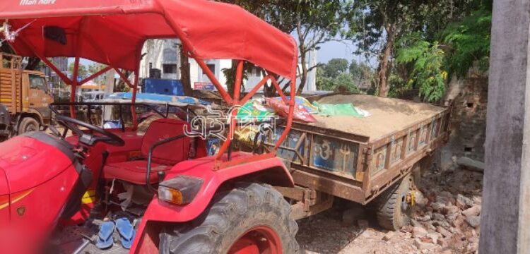 ভাতারে খড়ি নদী থেকে বালি তুলে পাচারের অভিযোগ, আটক বালি বোঝাই ট্রাক্টর