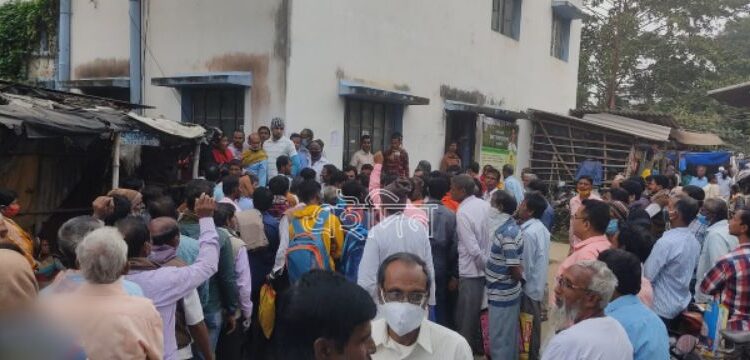 সহায়কমূল্যে ধান বিক্রির রেজিস্ট্রেশনে হয়রানির অভিযোগ, বিক্ষোভ চাষীদের