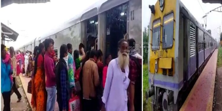 দুঃখ কাটিয়ে অবশেষে বাঁকুড়া- মসাগ্রাম রেলপথে ঘুরলো লোকাল ট্রেনের চাকা