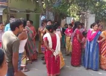 বাড়িতে ঢুকে পড়া যুবককে চোর সন্দেহে আটকে রাখল এলাকাবাসী, চাঞ্চল্য বুনিয়াদপুরে