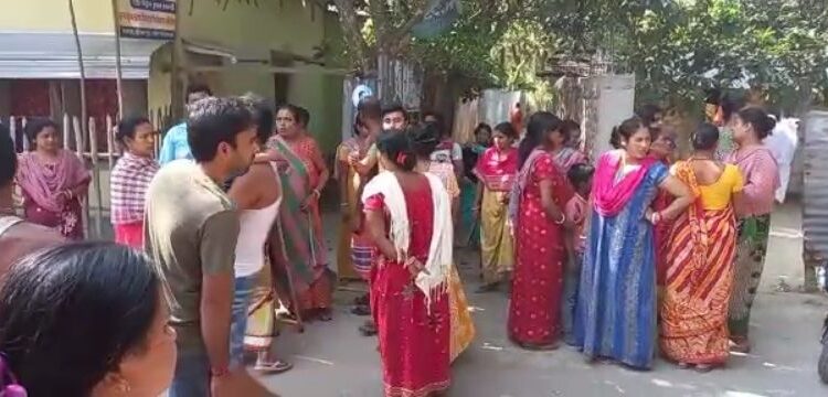 বাড়িতে ঢুকে পড়া যুবককে চোর সন্দেহে আটকে রাখল এলাকাবাসী, চাঞ্চল্য বুনিয়াদপুরে