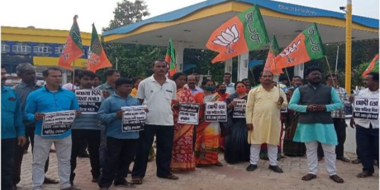 পেট্রোল-ডিজেলের দাম কমানোর দাবিতে কালনার একাধিক জায়গায় বিক্ষোভ মিছিল বিজেপির