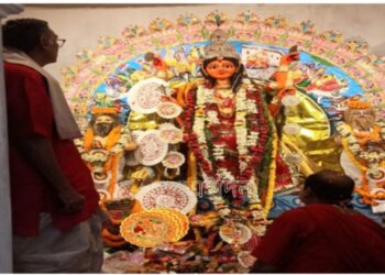 প্রাচীন প্রথা মেনে দেবী জগদ্ধাত্রীর সঙ্গে তাঁর দুই সেবক নারদমুনি ও ব্যাসদেবেরও পূজো হয় জামালপুরের চট্টোপাধ্যায় পরিবারে