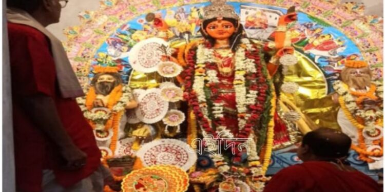 প্রাচীন প্রথা মেনে দেবী জগদ্ধাত্রীর সঙ্গে তাঁর দুই সেবক নারদমুনি ও ব্যাসদেবেরও পূজো হয় জামালপুরের চট্টোপাধ্যায় পরিবারে