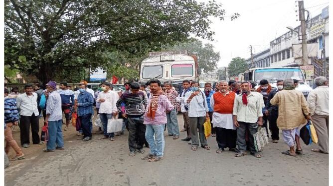 ভাতারে কৃষকদের পথ অবরোধ, পুলিশের  সহায়তায় অবরোধ তুলল তৃণমূল কর্মীরা