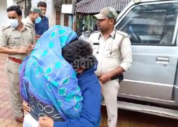 পুলিশের সঙ্গে আদালত যাওয়ার আগে নাবালক ছেলেকে বুকে জড়িয়ে ধরে কান্নায় ভেঙে পড়লেন ১৫ কেজি গাঁজাসহ ধৃত মা