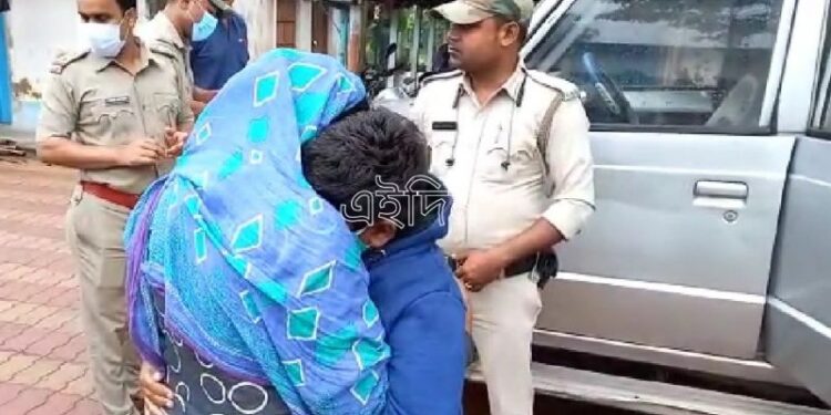 পুলিশের সঙ্গে আদালত যাওয়ার আগে নাবালক ছেলেকে বুকে জড়িয়ে ধরে কান্নায় ভেঙে পড়লেন ১৫ কেজি গাঁজাসহ ধৃত মা