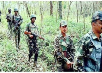 মহারাষ্ট্রের গড়চিরৌলির জঙ্গলে পুলিশ- নকশালপন্থীদের গুলির লড়াই,   পুলিশের গুলিতে মৃত্যু নকশাল নেতা মিলিন্দ তেলতুম্বডেসহ ২৬