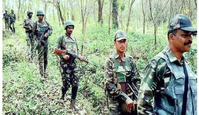 মহারাষ্ট্রের গড়চিরৌলির জঙ্গলে পুলিশ- নকশালপন্থীদের গুলির লড়াই, পুলিশের গুলিতে মৃত্যু নকশাল নেতা মিলিন্দ তেলতুম্বডেসহ ২৬