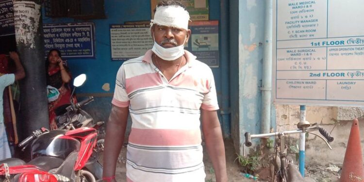 শ্বশুরবাড়িতে মেয়েকে মারধরের প্রতিবাদ করায় আক্রান্ত বাবা-মা