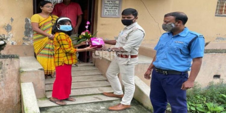 ঘরবন্দি কচিকাঁচাদের নিয়ে অনলাইনে প্রবন্ধ প্রতিযোগিতা ভাতার থানার পুলিশের