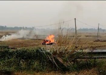 দিল্লী দূষণের ধোঁয়শায় ঢাকা পড়ার পরেও হুঁশ ফেরেনি বাংলার চাষিদের, পূর্ব বর্ধমানে জমিতে  নাড়া পোড়ানো চলছেই