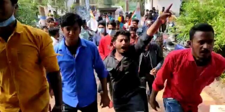 বাঁকুড়ায় কলেজ খোলার প্রথম দিনেই প্রকাশ্যে তৃণমূল ছাত্র পরিষদের গোষ্ঠীকোন্দল