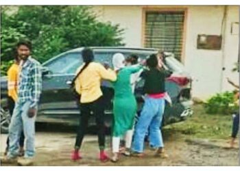 ত্রিকোন প্রেমের জেরে দুই প্রেমিকার  দলের মধ্যে তুমুল সংঘর্ষ, লাথি-ঘুসির সাথে সাইকেলের চেন নিয়ে চলে হামলা