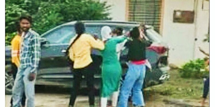 ত্রিকোন প্রেমের জেরে দুই প্রেমিকার দলের মধ্যে তুমুল সংঘর্ষ, লাথি-ঘুসির সাথে সাইকেলের চেন নিয়ে চলে হামলা