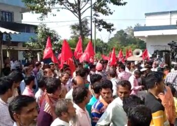 ভাতারে সহায়কমূল্যে ধান বিক্রির টোকেন বিলির নামে কৃষকদের হয়রানি করার অভিযোগ, সিপিএমের অবস্থান বিক্ষোভ