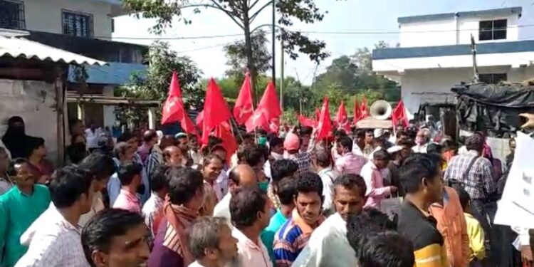 ভাতারে সহায়কমূল্যে ধান বিক্রির টোকেন বিলির নামে কৃষকদের হয়রানি করার অভিযোগ, সিপিএমের অবস্থান বিক্ষোভ
