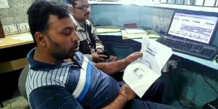 আধার কার্ডে মায়ের নামের পরিবর্তে অশ্লীল শব্দ লেখা থাকায় হাসপাতালে ভর্তি হতে গিয়ে হয়রানির শিকার বৃদ্ধ