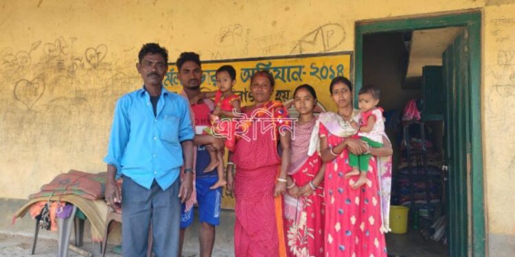 অতিবৃষ্টিতে বাড়ি ভেঙে যাওয়ার পর শিশুশিক্ষা কেন্দ্রই ছিল অস্থায়ী আশ্রয়স্থল, পঞ্চায়েত থেকে ঘর খালি করার নোটিশে বিপাকে ৮ সদস্যের পরিবার