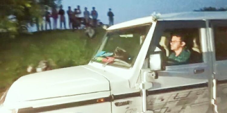 বালি ঘাটে ভূমি দফতরের আধিকারিক পৌছাতেই দামোদরে ঝাঁপ ট্রাক চালকের