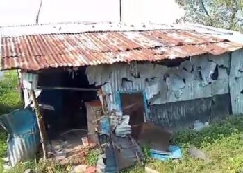 কাটোয়ায় রেলের জায়গায় করগেট দিয়ে নির্মিত বাড়ি ভাঙচুরের অভিযোগ প্রতিবেশী পরিবারের বিরুদ্ধে