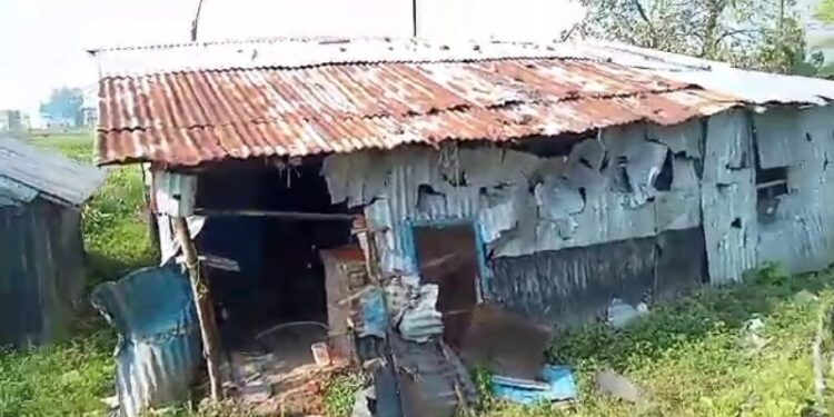 কাটোয়ায় রেলের জায়গায় করগেট দিয়ে নির্মিত বাড়ি ভাঙচুরের অভিযোগ প্রতিবেশী পরিবারের বিরুদ্ধে