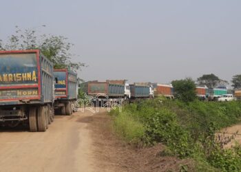 বাড়িতে বালি বোঝাই লরি উল্টে পড়ার উপক্রম হওয়ায় ফের আশান্ত হল জামালপুরের মুইদিপুর গ্রাম