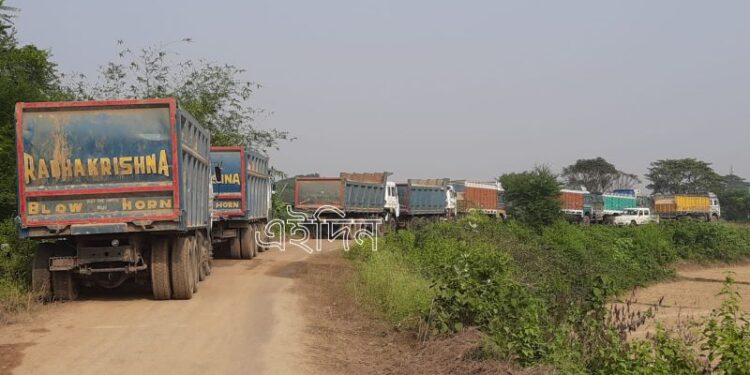 বাড়িতে বালি বোঝাই লরি উল্টে পড়ার উপক্রম হওয়ায় ফের আশান্ত হল জামালপুরের মুইদিপুর গ্রাম