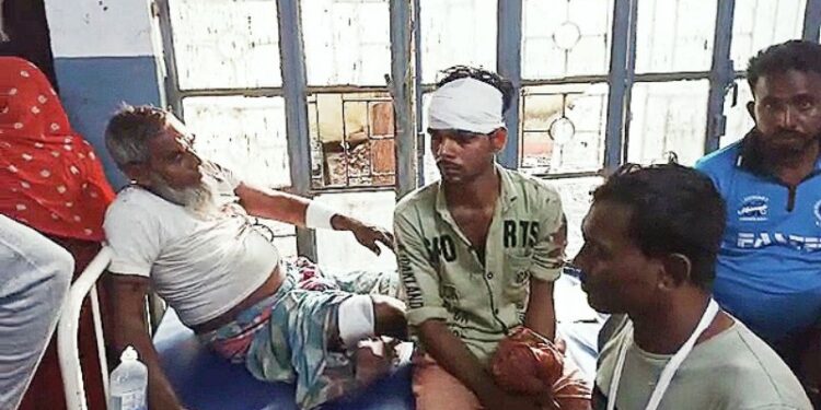 দুবরাজপুরে আবাস যোজনার সার্ভে নিয়ে তৃণমূলের দুই গোষ্ঠীর মধ্যে সংঘর্ষ বোমাবাজি-গুলি, জখম ৫