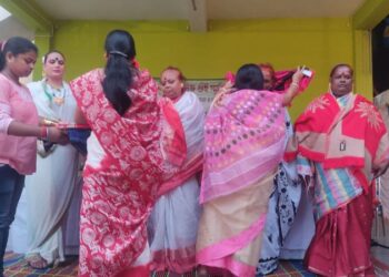 বৃহন্নলাদের সম্বর্ধনা দিয়ে বাবার মৃত্যুদিবস পালন গুসকরার দুই  ব্যবসায়ী ভাইয়ের