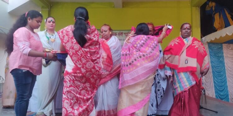 বৃহন্নলাদের সম্বর্ধনা দিয়ে বাবার মৃত্যুদিবস পালন গুসকরার দুই ব্যবসায়ী ভাইয়ের