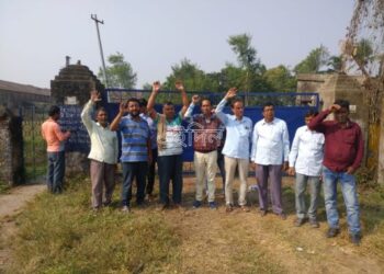 ধান বিক্রীর টাকার দাবিতে রাইসমিলের গেটে তালা ঝুলিয়ে বিক্ষোভ পাওনাদারদের