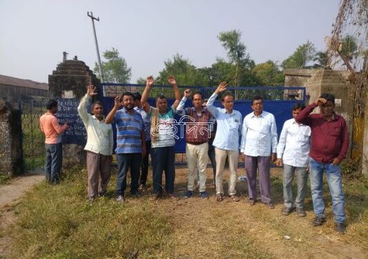 ধান বিক্রীর টাকার দাবিতে রাইসমিলের গেটে তালা ঝুলিয়ে বিক্ষোভ পাওনাদারদের