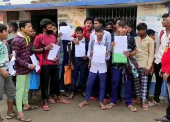 অনুপস্থিত প্রধান ও সেক্রেটারি,ভালুকা গ্রাম পঞ্চায়েতে তালা ঝোলালো ক্ষিপ্ত পড়ুয়ারা